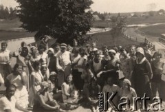 1920-1939, okolice Wołkowyska, woj. białostockie, Polska.
Młodzież na wycieczce w okolicach miasta.
Fot. NN, zbiory Ośrodka KARTA, udostępniła Janina Bojarska
   
