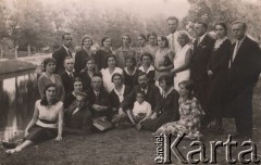 Lata 30., Polska.
 Grupa osób nad rzeką.
Fot. NN, zbiory Ośrodka KARTA, udostępniła Janina Bojarska
   
