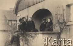 Lata 30., Wołkowysk, woj. białostockie, Polska.
Grupa osób przed domem.
Fot. NN, zbiory Ośrodka KARTA, udostępniła Janina Bojarska
   

