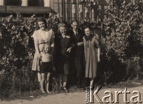 Po 1945, Zielona Góra, Polska.
Rodzina Łubińskich z Wołkowyska repatriowana na Ziemie Zachodnie.
Fot. NN, zbiory Ośrodka KARTA, udostępniła Janina Bojarska
   
