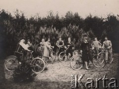 Czerwiec 1930, Łysków okolice, woj. białostockie, Polska. 
Grupa młodzieży podczas wycieczki rowerowej.
Fot. NN, zbiory Ośrodka KARTA, udostępniła Janina Bojarska
   
