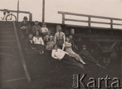 1920-1939, Wołkowysk, woj. białostockie, Polska.
Grupa osób skarpie mostu.
Fot. NN, zbiory Ośrodka KARTA, udostępniła Janina Bojarska
   

