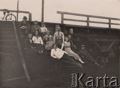 1920-1939, Wołkowysk, woj. białostockie, Polska.
Grupa osób skarpie mostu.
Fot. NN, zbiory Ośrodka KARTA, udostępniła Janina Bojarska
   
