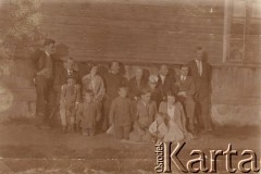 1920-1939, woj. białostockie, Polska.
Grupa osób przed domem.
Fot. NN, zbiory Ośrodka KARTA, udostępniła Janina Bojarska
   
