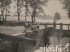 1920-1939, powiat Wołkowysk, woj. białostockie, Polska.
Grupa osób obok śluzy na rzece.
Fot. NN, zbiory Ośrodka KARTA, udostępniła Janina Bojarska
   
