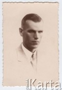 11.11.1938, Jatwiesk, powiat Wołkowysk, woj. białostockie, Polska.
Piotr (nazwisko nieznane), nauczyciel szkoły powszechnej w Hrynkach.
Fot. NN, zbiory Ośrodka KARTA, udostępniła Janina Bojarska
   

