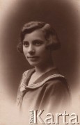 1926, Wołkowysk, woj. białostockie, Polska.
Portret dziewczyny w gimnazjalnym mundurku.
Fot. NN, zbiory Ośrodka KARTA, udostępniła Janina Bojarska
   
