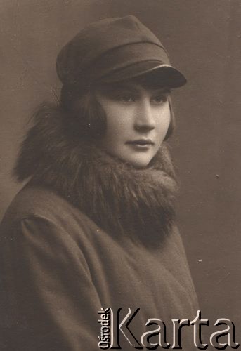 1920-1939, Wołkowysk, woj. białostockie, Polska.
Portret młodej dziewczyny w zimowym palcie.
Fot. NN, zbiory Ośrodka KARTA, udostępniła Janina Bojarska
   
