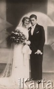 Lata 30., Wołkowysk, woj. białostockie, Polska.
Narcyza Maliszewska z mężem w dniu ślubu.
Fot. T. Smazanowicz, ul. Szeroka, Wołkowysk, zbiory Ośrodka KARTA, udostępniła Janina Bojarska
   

