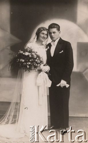 Lata 30., Wołkowysk, woj. białostockie, Polska.
Narcyza Maliszewska z mężem w dniu ślubu.
Fot. T. Smazanowicz, ul. Szeroka, Wołkowysk, zbiory Ośrodka KARTA, udostępniła Janina Bojarska
   
