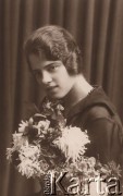 2.09.1925, Polska.
Janina Skowronówna z bukietem kwiatów, portret.
Fot. NN, zbiory Ośrodka KARTA, udostępniła Janina Bojarska
   
