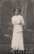 1919, Wołkowysk, woj. białostockie, Polska.
Portret E. Przesmyckiej w białej sukni.
Fot. NN, zbiory Ośrodka KARTA, udostępniła Janina Bojarska
   

