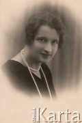 30.03.1928, Roś, powiat Wołkowysk, woj. białostockie, Polska.
Portret młodej kobiety w naszyjnku z pereł.
Fot. NN, zbiory Ośrodka KARTA, udostępniła Janina Bojarska
   
