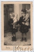 1944, Wołkowysk, Okręg Białostocki, Prusy Wschodnie, III Rzesza Niemiecka.
Dwie rosyjskie dziewczynki - Ania i Emilka, które zostały w Wołkowysku po wybuchu wojny rosyjsko-niemieckiej, w 1944 r. wywieziono je do domu dziecka w Rosji.
Fot. NN, zbiory Ośrodka KARTA, udostępniła Janina Bojarska
   
