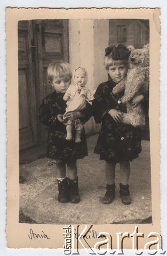 1944, Wołkowysk, Okręg Białostocki, Prusy Wschodnie, III Rzesza Niemiecka.
Dwie rosyjskie dziewczynki - Ania i Emilka, które zostały w Wołkowysku po wybuchu wojny rosyjsko-niemieckiej, w 1944 r. wywieziono je do domu dziecka w Rosji.
Fot. NN, zbiory Ośrodka KARTA, udostępniła Janina Bojarska
   
