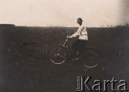 Lata 30., okolice Wołkowysk, woj. białostockie, Polska.
Młoda kobieta na rowerze, w tle łan zboża.
Fot. NN, zbiory Ośrodka KARTA, udostępniła Janina Bojarska
   
