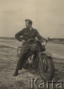 Ok. 1945, III Rzesza Niemiecka. 
Polski lotnik na motocyklu. Na odwrocie: pieczątka: 