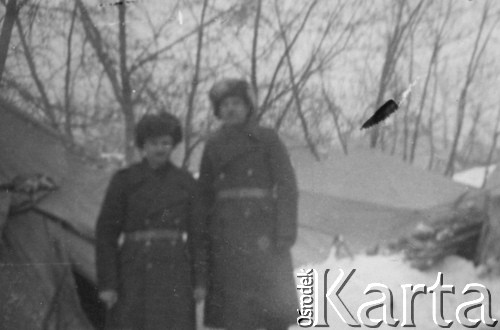 Jesień/zima 1941, Tockoje, ZSRR.
Oficerowie polscy w punkcie mobilizacyjnym.
Fot. NN, zbiory Ośrodka KARTA, kolekcję Stanisława Jankowskiego udostępnił Piotr Jankowski
 
