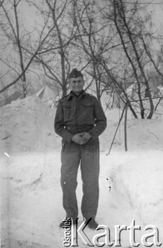 Jesień/zima 1941?, Tockoje, ZSRR.
Starszy sierżant Franciszek Górniak z Białozórki na Wołyniu. Na odwrocie dedykacja dla dowódcy baterii działek 19 pułku piechoty.
Fot. NN, zbiory Ośrodka KARTA, kolekcję Stanisława Jankowskiego udostępnił Piotr Jankowski
 
