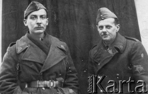 1942, Guzar, ZSRR.
Stanisław Jankowski, dowódca plutonu baterii działek 19 pułku piechoty (z lewej) w punkcie mobilizacyjnym.
Fot. NN, zbiory Ośrodka KARTA, kolekcję Stanisława Jankowskiego udostępnił Piotr Jankowski
 
