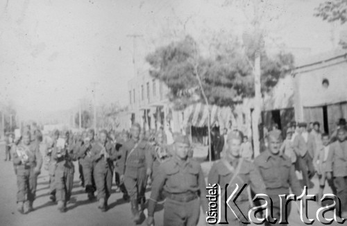 07.04.1942, Tagaran (Teheran?), Persja (Iran)..
Żołnierze 19 pułku piechoty maszerują na dworzec.
Fot. NN, zbiory Ośrodka KARTA, kolekcję Stanisława Jankowskiego udostępnił Piotr Jankowski
 
