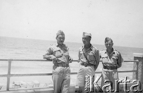 18.05.1942, Tel-Awiw, Palestyna.
Polscy żołnierze nad morzem, w środku stoi Stanisław Jankowski.
Fot. NN, zbiory Ośrodka KARTA, kolekcję Stanisława Jankowskiego udostępnił Piotr Jankowski
 
