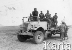 04.03.1943, Kanakin (?), Irak.
Polscy żołnierze w samochodzie terenowym.
Fot. NN, zbiory Ośrodka KARTA, kolekcję Stanisława Jankowskiego udostępnił Piotr Jankowski
 
