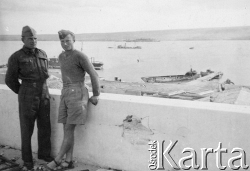 1940, Tobruk, Afryka.
Żołnierze Samodzielnej Brygady Strzelców Karpackich.
Fot. NN, zbiory Ośrodka KARTA, kolekcję Stanisława Jankowskiego udostępnił Piotr Jankowski
 
