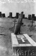 1940-1944, Tobruk, Afryka.
Grób lotnika.
Fot. NN, zbiory Ośrodka KARTA, kolekcję Stanisława Jankowskiego udostępnił Piotr Jankowski
