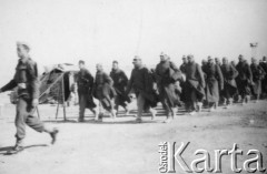 1945, brak miejsca.
Kolumna niemieckich jeńców idących do pracy.
Fot. NN, zbiory Ośrodka KARTA, kolekcję Stanisława Jankowskiego udostępnił Piotr Jankowski
 

