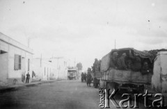 1941-1944, Tobruk, Afryka.
Jeńcy niemieccy w drodze przez Tobruk.
Fot. NN, zbiory Ośrodka KARTA, kolekcję Stanisława Jankowskiego udostępnił Piotr Jankowski
 
