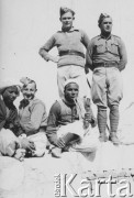 Lipiec 1941, [Agani] Aleksandria, Egipt.
Polscy żołnierze i Arabowie.
Fot. NN, zbiory Ośrodka KARTA, kolekcję Stanisława Jankowskiego udostępnił Piotr Jankowski
 
