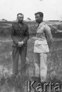 1942-1945, brak miejsca.
Z prawej stoi Stanisław Jankowski.
Fot. NN, zbiory Ośrodka KARTA, kolekcję Stanisława Jankowskiego udostępnił Piotr Jankowski
 
