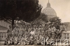 1945-1946, Włochy.
Pierwszy od prawej w drugim rzędzie siedzi Stanisław Jankowski, w środku siedzi jego żona Alfreda Jankowska.
Fot. NN, zbiory Ośrodka KARTA, kolekcję Stanisława Jankowskiego udostępnił Piotr Jankowski
 
