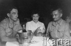 1942-1946, brak miejsca.
Stanisław Jankowski (z lewej) z żoną Alfredą (Aliną).
Fot. NN, zbiory Ośrodka KARTA, kolekcję Stanisława Jankowskiego udostępnił Piotr Jankowski
 
