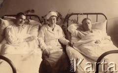 brak daty, brak miejsca.
Pielęgniarka Alfreda Wiśniewska z pacjentami.
Fot. NN, zbiory Ośrodka KARTA, kolekcję Stanisława Jankowskiego udostępnił Piotr Jankowski
 
