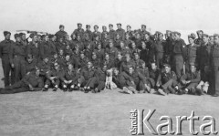 1942-1946, brak miejsca.
Grupa żołnierzy.
Fot. NN, zbiory Ośrodka KARTA, kolekcję Stanisława Jankowskiego udostępnił Piotr Jankowski
 
