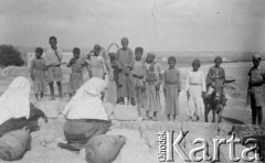 1942-1944, brak miejsca.
Kobiety i dzieci arabskie przy studni.
Fot. NN, zbiory Ośrodka KARTA, kolekcję Stanisława Jankowskiego udostępnił Piotr Jankowski
 
