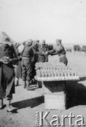 1941-1945, brak miejsca.
Obóz dla jeńców niemieckich, wydawanie racji żywnościowych.
Fot. NN, zbiory Ośrodka KARTA, kolekcję Stanisława Jankowskiego udostępnił Piotr Jankowski
 
