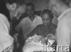 22.09.1946, Barletta, Włochy.
Chrzest syna Alfredy i Stanisława Jankowskich Marka, urodzonego 7 sierpnia 1946 roku w Trani.
Fot. NN, zbiory Ośrodka KARTA, kolekcję Stanisława Jankowskiego udostępnił Piotr Jankowski
 
