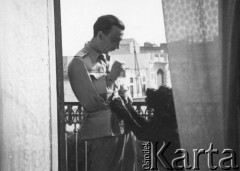 1945- 1946, Trani, Włochy..
Stanisław Jankowski z psem.
Fot. NN, zbiory Ośrodka KARTA, kolekcję Stanisława Jankowskiego udostępnił Piotr Jankowski
 
