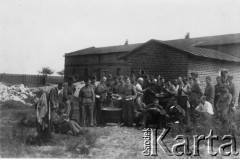 1918-1939, Polska.
Żołnierski obiad, kuchnia polowa.
Fot. Jan Sianos, zbiory Ośrodka KARTA, udostępnili Scholastyka i Jerzy Królowie



