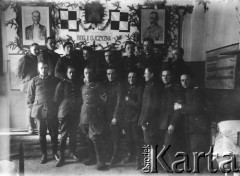 1918-1939, Polska.
Grupa lotników, pierwszy z lewej stoi Jan Sianos, na ścianie portrety prezydenta Ignacego Mościckiego i Józefa Piłsudskiego.
Fot. Jan Sianos, zbiory Ośrodka KARTA, udostępnili Scholastyka i Jerzy Królowie

