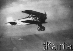 1918-1939, Polska.
Samolot dwupłatowy.
Fot. Jan Sianos, zbiory Ośrodka KARTA, udostępnili Scholastyka i Jerzy Królowie

