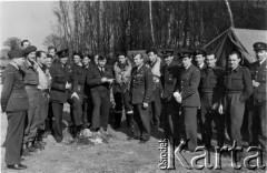 Maj 1944, Chailey, Anglia, Wielka Brytania.
Wizytacja 131 Polskiego Skrzydła Myśliwskiego przez gen. Iżyckiego; stoją od lewej: ppłk. Mieczysław Mumler [oficer łącznikowy przy dowództwie 84 Grupy RAF], oficer brytyjski, kpt. Jan Pentz, ppor. Czesław Hrynaszkiewicz, por. Edward Jaworski, ppłk. Aleksander Gabszewicz [d-ca 18 Sektora Myśliwskiego RAF, mającego w składzie dwa polskie skrzydła myśliwskie i jedno brytyjskie], por. Werner Kirchner, por. Tadeusz Owczarski, kpr. Edward Łakomy, płk. Stanisław Brzezina [Szef Sztabu Polskich Sił Powietrznych w Wielkiej Brytanii], kpr. Franciszek Detka, gen. Mateusz Iżycki [dowódca Polskich Sił Powietrznych w Wielkiej Brytanii], st. sierż Mieczysław Matus, kpt. Ludwik Martel, mjr Zbigniew Czaykowski [d-ca 131 Polskiego Skrzydła Myśliwskiego], NN, por. Roman Hrycak, por. Edmund Krzemiński, mjr Jan Falkowski [oficer operacyjny w dowództwie 84 grupy RAF]; żołnierze bez wymienionych stanowisk to piloci 317 Dywizjonu Myśliwskiego.
Fot. Jan Sianos, zbiory Ośrodka KARTA, udostępnili Scholastyka i Jerzy Królowie

