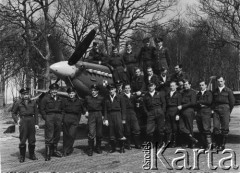 Maj 1944, Chailey, Anglia, Wielka Brytania.
Lotnicy jednego z polskich dywizjonów, w tle samolot typu Spitfire, stoją od lewej: NN, por. Józef Jeka, NN, NN, kpt. Witold Retinger, sierż. Jan Lipiński. kpr. Zygmunt Soszyński, por. Wacław Chojnacki, kpr. Stanisław Bednarczyk (?), por. Józef Mierzejewski, kpr. Józef Sawoszczyk, por. Stanisław Bochniak; w drugim rzędzie od lewej: por. Tadeusz Schiele, NN, NN, NN; na górze od lewej: NN, NN, por. Leszek Szczerbiński, por. Jan Kurowski, por. Bronisław Mach.
Fot. Jan Sianos, zbiory Ośrodka KARTA, udostępnili Scholastyka i Jerzy Królowie

