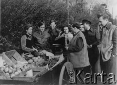 Czerwiec 1944, Chailey, Anglia, Wielka Brytania.
Polscy lotnicy kupują owoce. 
Fot. Jan Sianos, zbiory Ośrodka KARTA, udostępnili Scholastyka i Jerzy Królowie

