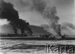 1.01.1945, St Denijs Westerm k/ Gandawy, Belgia.
Lotnisko sił alianckich zbombardowane przez Niemców.
Fot. Jan Sianos, zbiory Ośrodka KARTA, udostępnili Scholastyka i Jerzy Królowie

