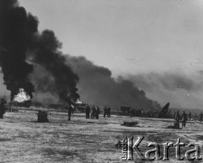 1.01.1945, St Denijs Westerm k/ Gandawy, Belgia.
Lotnisko sił alianckich zbombardowane przez Niemców.
Fot. Jan Sianos, zbiory Ośrodka KARTA, udostępnili Scholastyka i Jerzy Królowie

