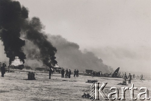 1.01.1945, St Denijs Westrem k/Gandawy, Belgia.
Lotnisko polskiego Skrzydła Myśliwskiego zbombardowane przez Niemców.
Fot. Jan Sianos, zbiory Ośrodka KARTA, kolekcję Sylwestra Patoki udostępnił Piotr Trąbiński.   
 
